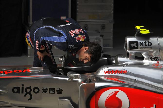 Mark Webber šmíruje McLaren